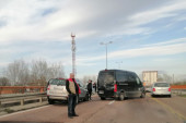 Kolaps na Pančevačkom putu: Sudarili se automobil i kamion (FOTO)