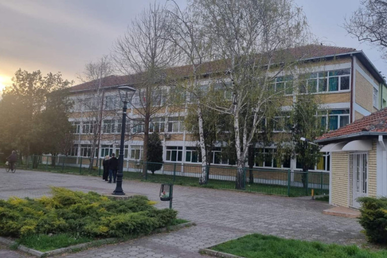 24sedam na mestu tragedije u Kačarevu: Ovo je škola gde se maloletnik (14) bacio sa prozora - isplivali novi detalji (FOTO)