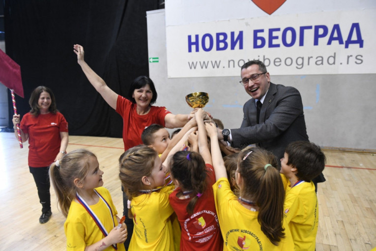 Održan mini atletski miting novobeogradskih vrtića: Direktor "Arena Channels Group" podelio nagrade mališanima