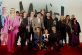 Žurka na crvenom tepihu i ovacije publike: Glumci na premijeru nastavka „Munja“ stigli crvenim autobusom (FOTO)