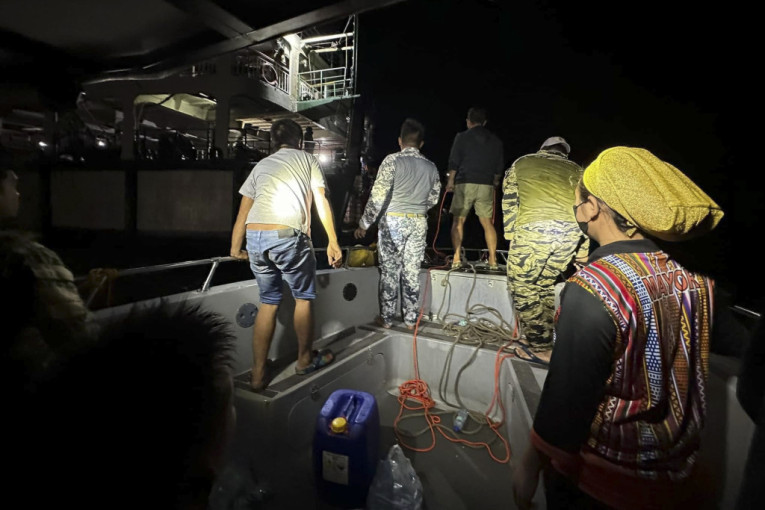Filipini: U požaru na trajektu poginulo najmanje 12 ljudi, sedmoro nestalo! Većina nastradalih se udavila (VIDEO)