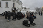 Naoružani policajci ušli u Kijevsko-pečersku lavru, vernici i monasi ne odstupaju (VIDEO)