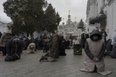 Vernici pohrlili na službu u Kijevsko-pečerskoj lavri: Sveštenstvo nastavilo sa uobičajenim aktivnostima, manastir čuva policija (FOTO)