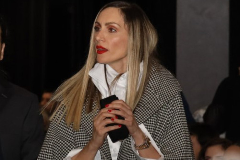 Kaput Jelene Gavrilović u kom je došla na premijeru „Munja opet“ je modni hit: Tri glavne glumice na slovo M takođe blistale (FOTO)