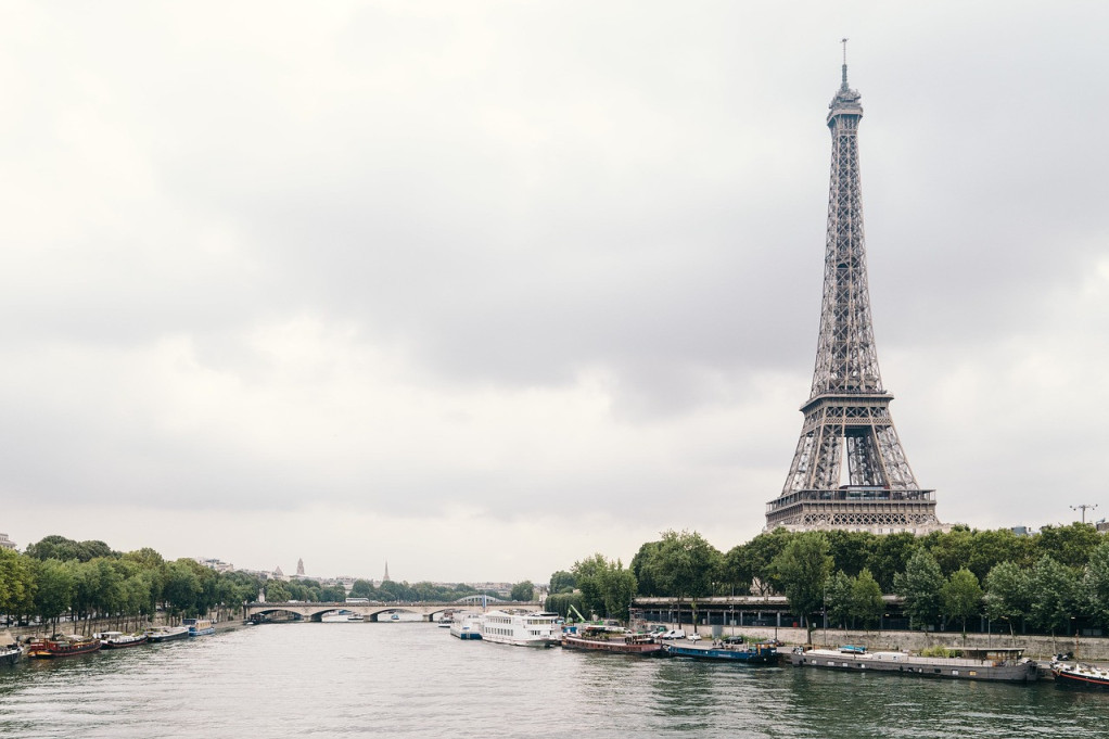 Grom udario u Ajfelov toranj: Snažno nevreme pogodilo Pariz (FOTO)