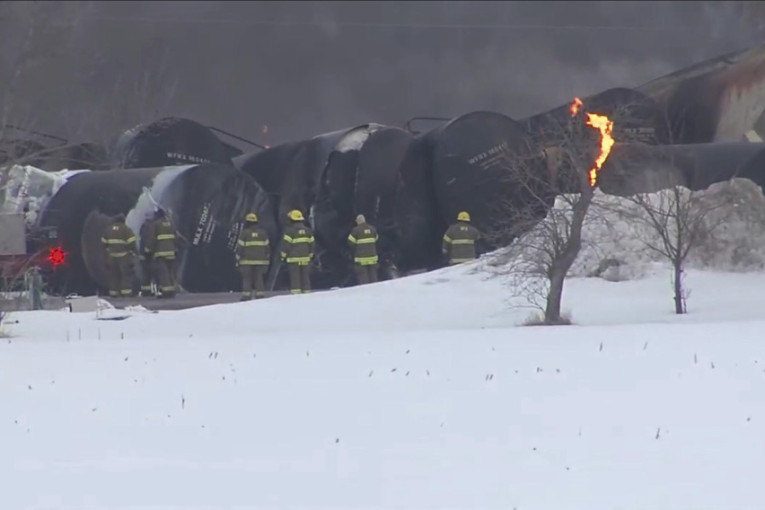Voz iskočio iz šina, vagoni se zapalili: Evakuisano nekoliko hiljada ljudi u Minesoti! (VIDEO)