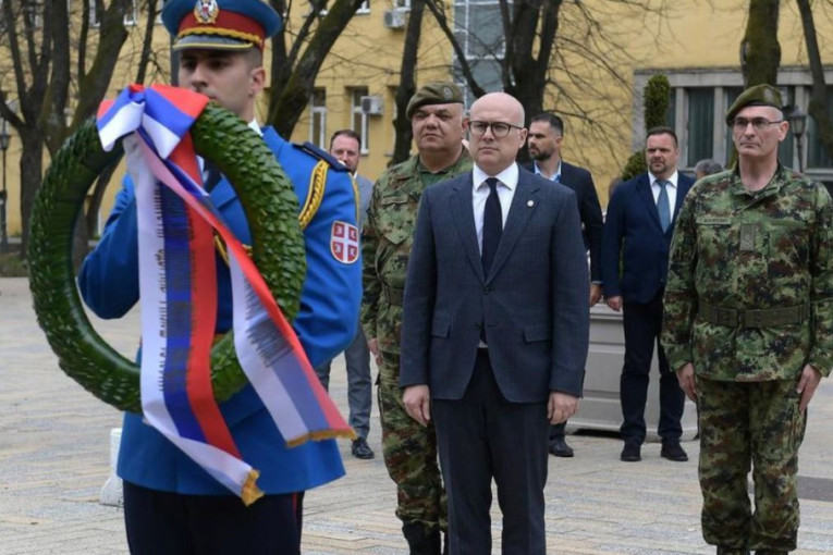 Miloš Vučević odeo počast vojnicima poginulim u ratovima 1991-1999. godine: Ministar odbrane položio vence
