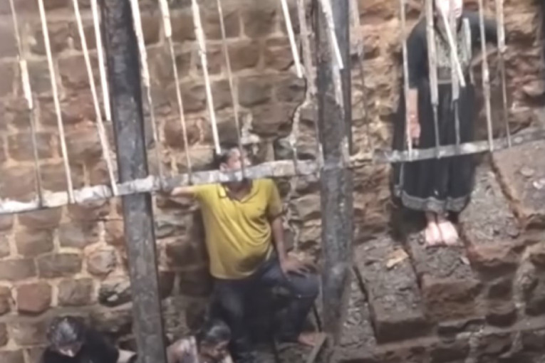 Obrušio se pod indijskog hrama, ljudi upali u bunar pun vode (VIDEO)