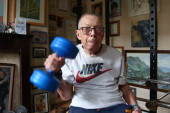 Ovaj čovek je najjači deda na svetu: Oborio rekord u dizanju tegova sa 86 godina!