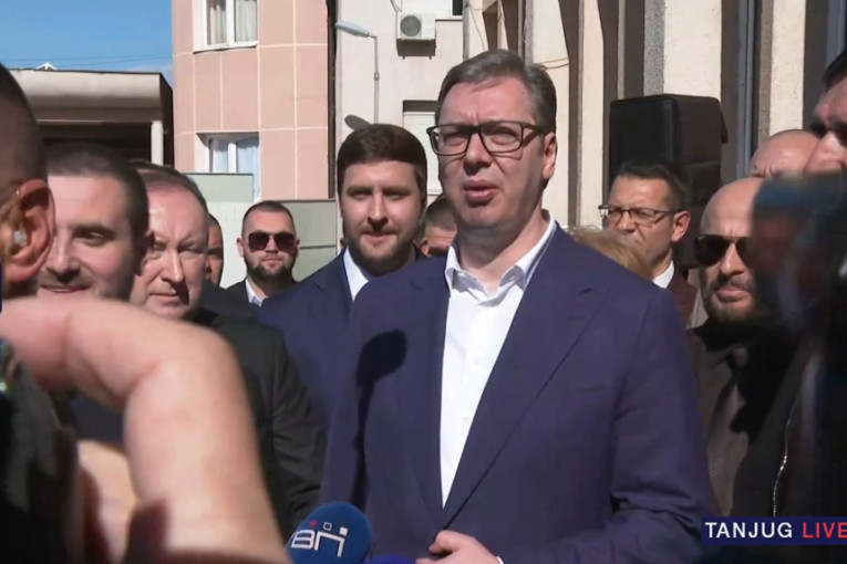 UŽIVO Vučić danas obilazi Raški okrug: Građani se okupili u Novom Pazaru i čekaju predsednika