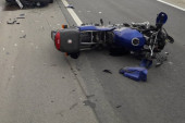 Saobraćajka u Novom Pazaru: Motociklista preticao, pa u punoj brzini udario u golf koji mu je dolazio u susret