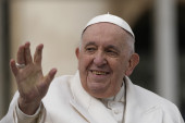 Papa pozdravio farmere koji su traktorima stigli u Vatikan: Oni mu poklonili kravu!