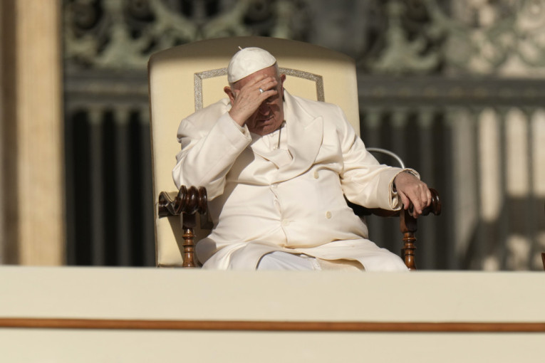 Papa Franja u bolnici? Poglavar Vatikana se dugo bori sa zdravstvenim problemima