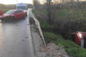 Težak udes kod Aranđelovca: Jedno vozilo završilo u kanalu, drugo smrskano! Ima povređenih (FOTO)