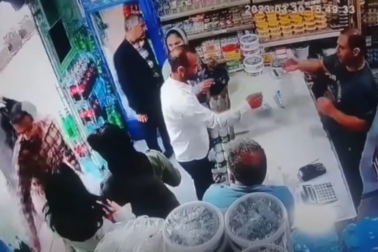 Dve Iranke nisu pokrile glavu, muškarac ih ispolivao jogurtom: Svi su uhapšeni (VIDEO)