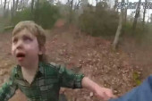 Pronađen dečak koji se izgubio u šumi, čuvao ga labrador! Plakao na sav glas: "Izgubio sam cipelu" (VIDEO)