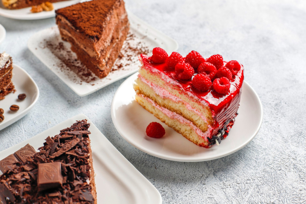 Na koliko stepeni se peku kore za torte? Zavisi od vrste i veličine, a domaćice otkrivaju sve cake koje morate da znate