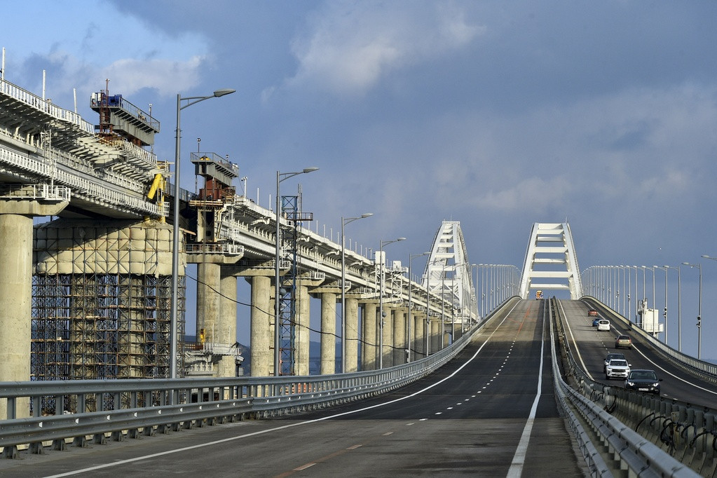 U incidentu na Krimskom mostu poginuo bračni par: Njihova ćerka teže povređena