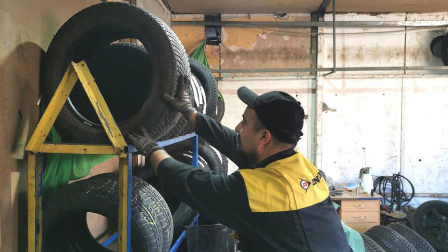 Čačanski vulkanizeri popunili sve termine: Posao u aprilu cveta, ali su kiša i sneg malo odložili dolazak vozača (FOTO)