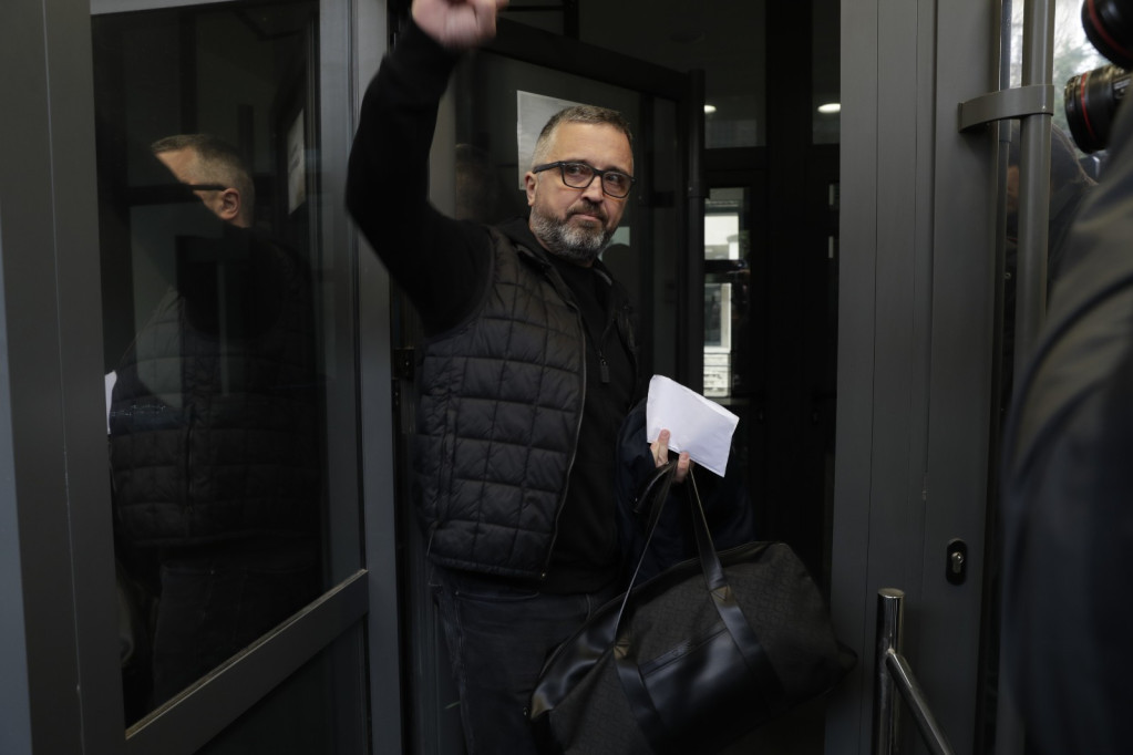 Dragan J. Vučićević stigao u zatvor: Ovo je moj čin protesta, šestoro dece mi je kod kuće ostalo (FOTO/VIDEO)