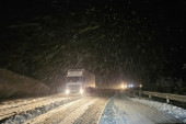 Mećava pogodila Zlatibor - ne vidi se prst pred okom! Sneg na srpskoj planini pada kao usred zime