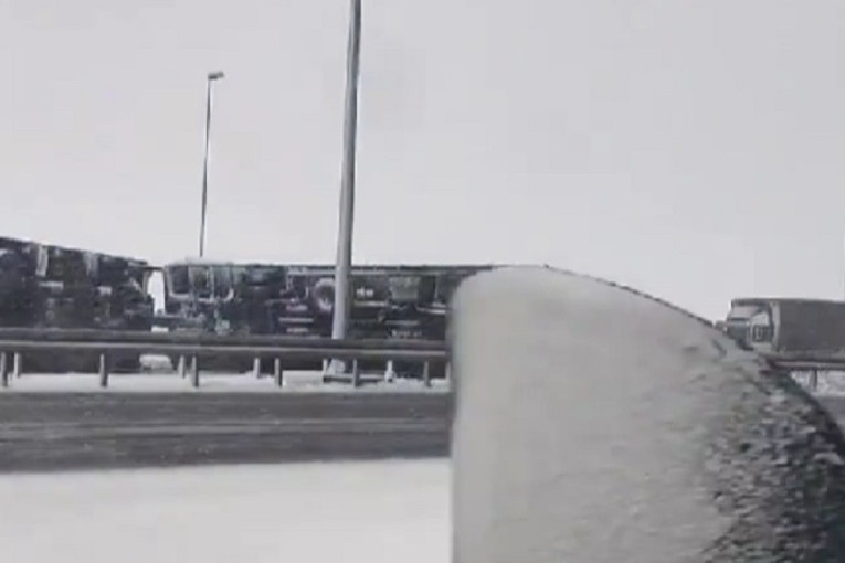 Sudarila se dva kamiona! Zakrčili tri trake, kolone se stvorile (VIDEO)