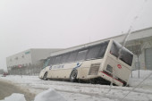 Teška nezgoda kod Kragujevca: Autobus sleteo sa puta, povređeno 18 putnika! (VIDEO)
