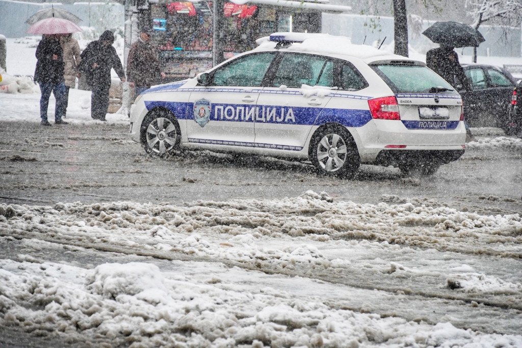 Zakucao se u banderu: Smrskan automobil u Novom Sadu (FOTO)
