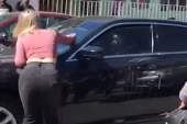 Profesor uhvaćen u preljubi: Žena blokirala automobil muža i razbila šoferšajbnu nakon što ga je uhvatila sa studentkinjom (VIDEO)