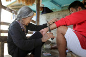 Ova Filipinka ima 106 godina i zvanično je najstarija žena na naslovnoj strani „Voga“ (FOTO)