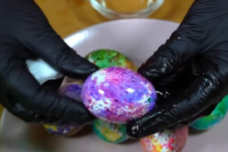 Umotajte jaja u alu-foliju, pa ih onda stavite u boju: Dobićete najlepša jaja koja ste ikada videli (VIDEO)