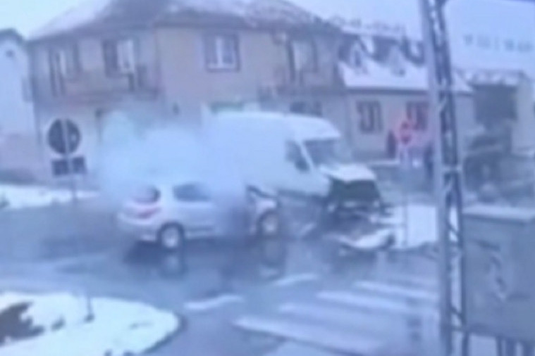 Veća tragedija za dlaku izbegnuta! Direktan sudar kombija i "pežoa" u Novim Karlovcima - vozila potpuno smrskana (VIDEO)