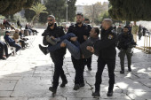 Izraelska policija upala u Al Aksu i napala vernike gumenim mecima: Palestinci uzvratili kamenicama i pirotehnikom (VIDEO)
