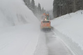 Dramatična zimska slika stiže sa Golije usred proleća: Borba putara sa snegom i dalje traje (FOTO/VIDEO)