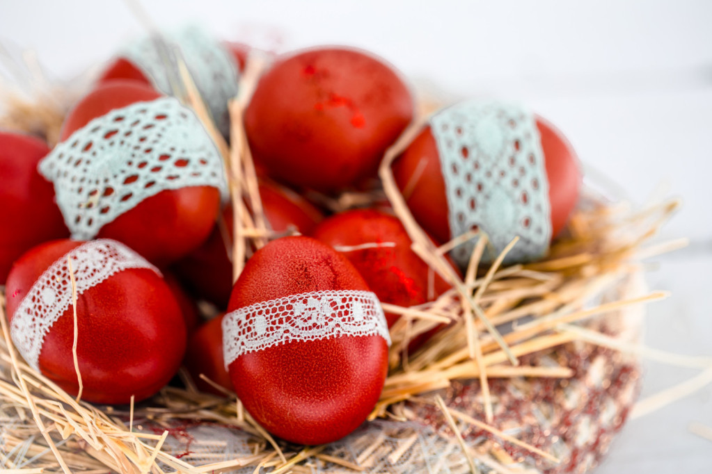 Boja će biti intenzivna do sledeće godine: Jarkocrvena uskršnja jaja po grčkom receptu