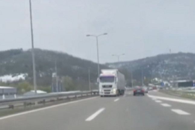 Po život opasna scena kod Bubanj Potoka! Kamiondžija vozio u kontrasmeru, i to u brzoj traci! (VIDEO)