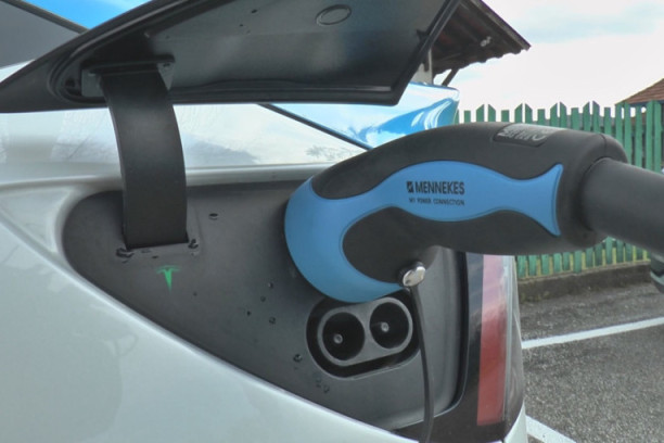 U Leušićima postavljen prvi punjač za električna vozila