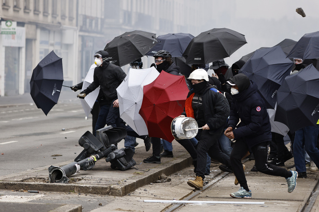 Novi protesti u Francuskoj: Policija odgovorila suzavcem (FOTO)