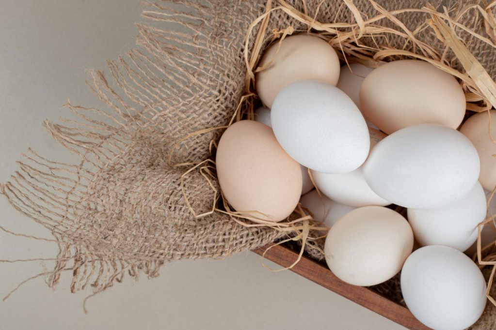 Boja na belim jajima je mnogo intenzivnija, ali su bela jaja duplo skuplja: Izbelite smeđa jaja očas posla, uz pomoć samo dva sastojka