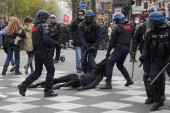 "Mi smo u društvenoj krizi, demokratskoj krizi": Novi protesti u Francuskoj zbog zakona o reformi penzionog sistema (FOTO)