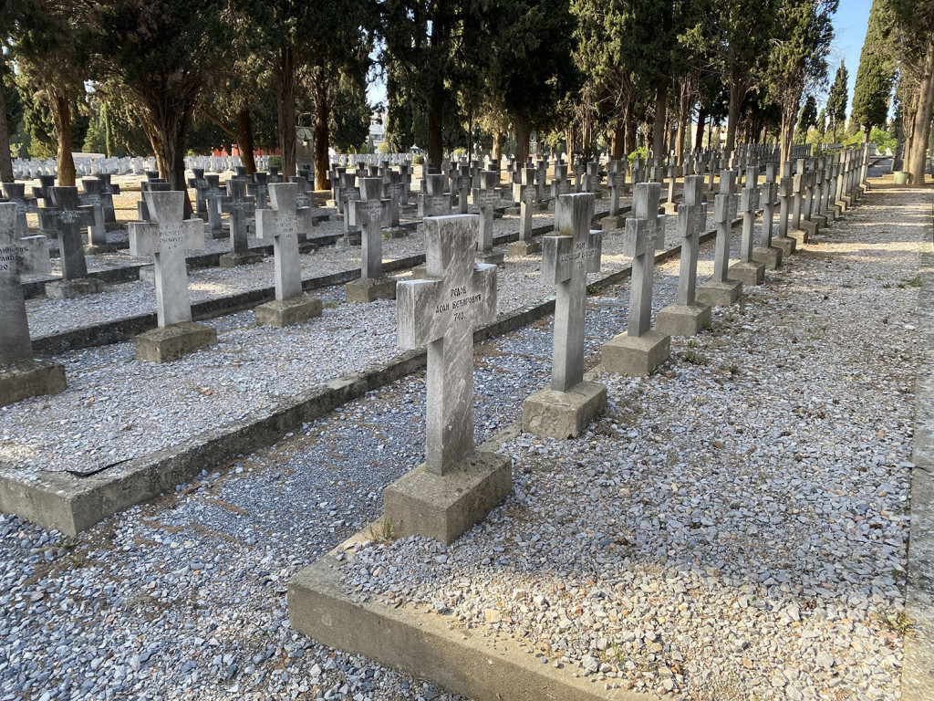 Deda Đorđe će počivati na "Zejtinliku": Svakog putnika namernika dočekivao sa šajkačom, u vojničkoj jakni i cokulama