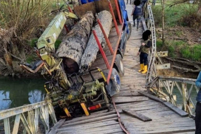 Srušio se most preko reke, scena jeziva! Kamion pretovaren drvima krenuo preko trošne građevine (FOTO)