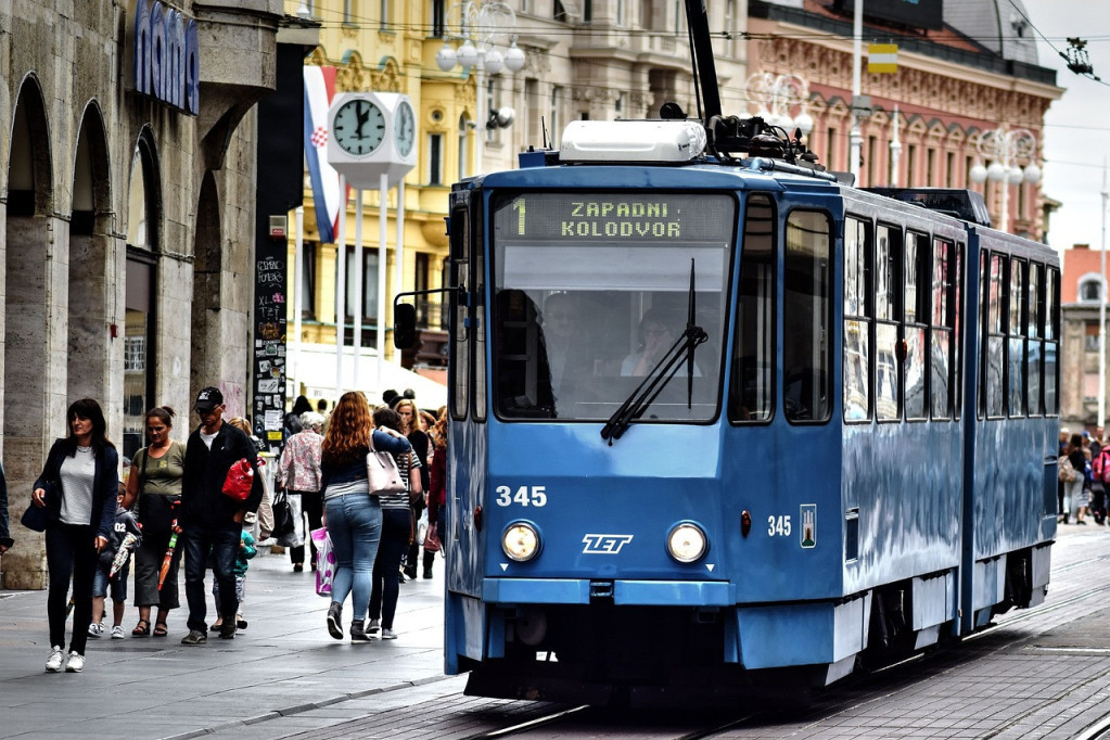 Neobična nezgoda u centru grada: Mladić pao pod tramvaj i ostao zaglavljen