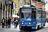 Ustaški poklič u zagrebačkom tramvaju: Deda Mraz i Mrazica pevaju Tompsonove pesme! (VIDEO)