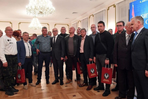 Ministar Vučević prisustvovao obeležavanju Dana početka agresije na karaulu “Košare”, evo šta su mu poručili naši heroji