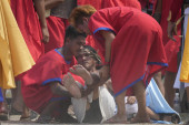 Raspeće u stvarnom životu: Na Filipinima osam ljudi prikovano na krst - katolička crkva protiv krvave ceremonije (FOTO)