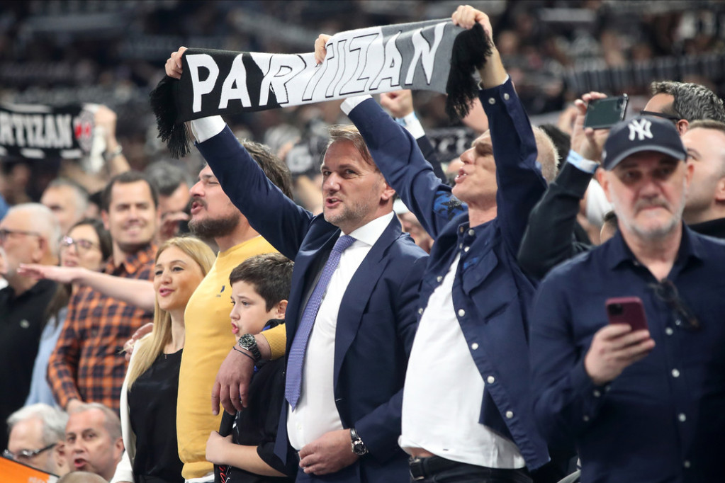 Partizan ispunio obećanje! Imena i prezimena navijača koji su pomogli klubu nalaze se na parketu Arene! (VIDEO)