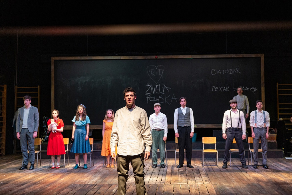 „Naš razred“ premijerno u Narodnom pozorištu: Tragična sudbina jedne mladosti (FOTO)