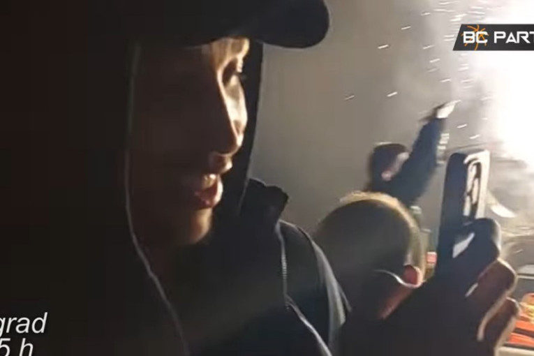 Spektakl na Surčinu! Eksum snimao telefonom, Lesor pevao: Baklje "grobara" osvetlile put igračima Partizana (VIDEO)