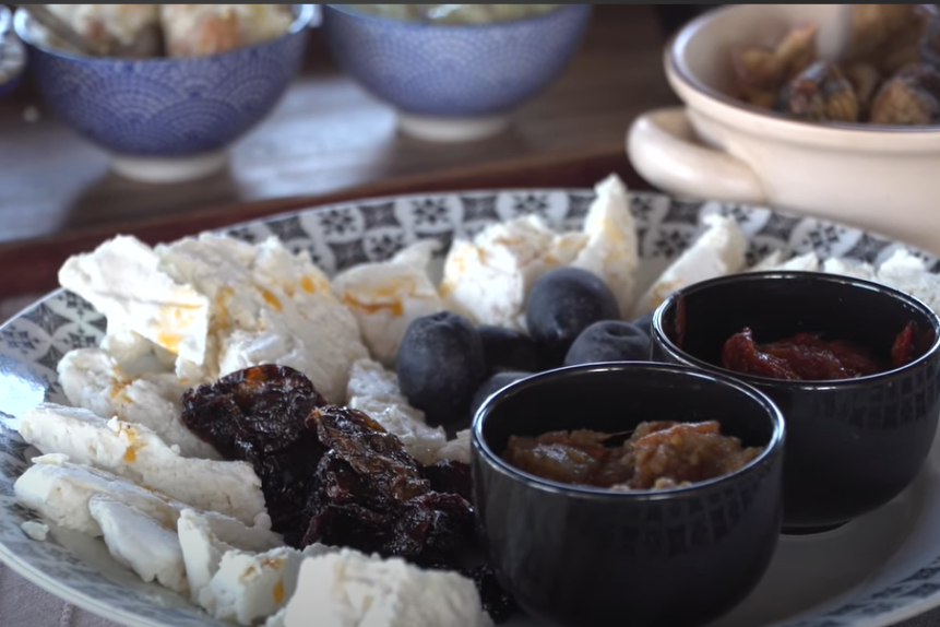 Draginja ima farmu koza u Pavlovcima: Za kilogram sira pomuze 3 koze, kriška je 1.200 dinara